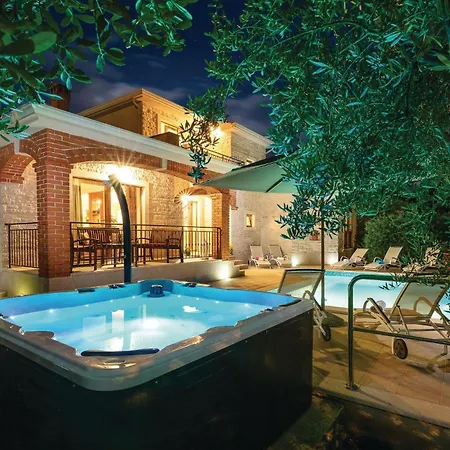 Casa vacanze Gorgeous In Tar With Wifi *