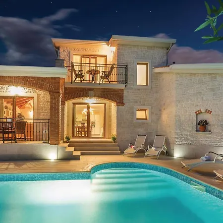 Stunning In Tar With 4 Bedrooms, Jacuzzi&wifi *