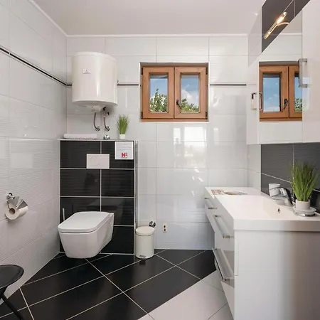 Stunning In Tar With 4 Bedrooms, Jacuzzi&wifi Tar-Vabriga