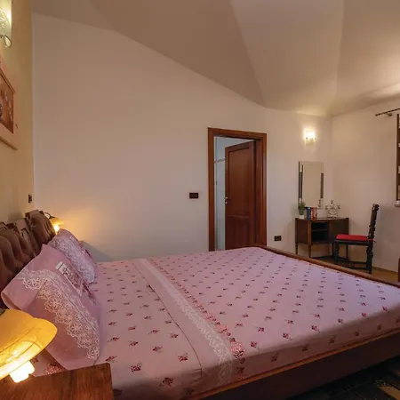 Stunning In Tar With 4 Bedrooms, Jacuzzi&wifi Ferienhaus