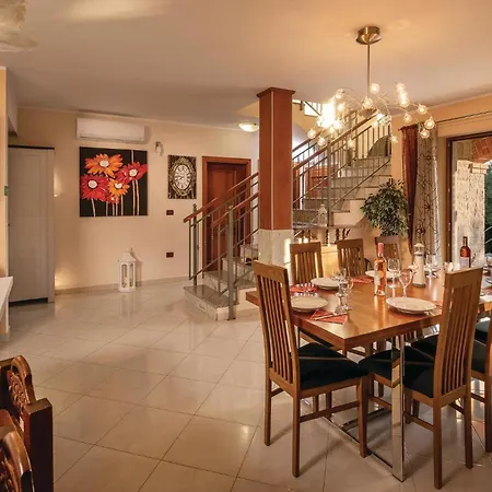 Ferienhaus Stunning In Tar With 4 Bedrooms, Jacuzzi&wifi Tar-Vabriga