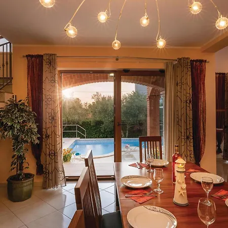 Gorgeous In Tar With Wifi 펜션 Tar-Vabriga